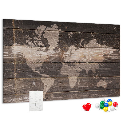 Wereldkaart prikbord op een houten achtergrond