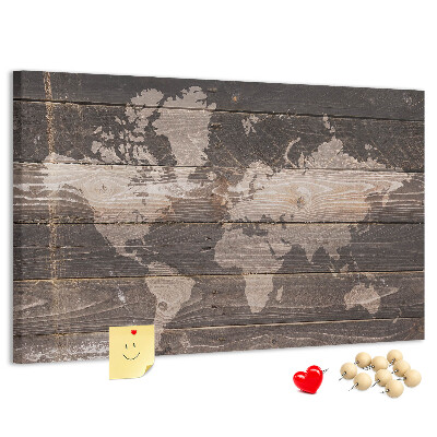 Wereldkaart prikbord op een houten achtergrond