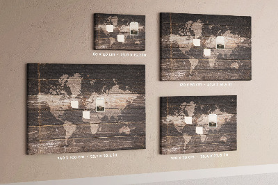 Wereldkaart prikbord op een houten achtergrond