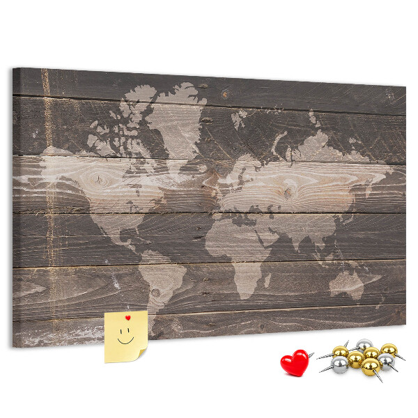 Wereldkaart prikbord op een houten achtergrond