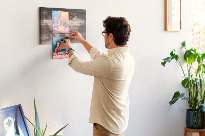 Wereldkaart prikbord op een houten achtergrond