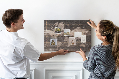 Wereldkaart prikbord op een houten achtergrond
