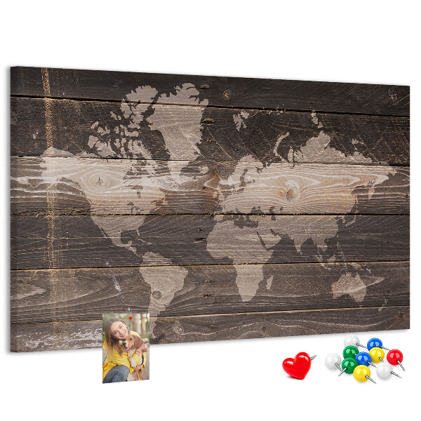 Wereldkaart prikbord op een houten achtergrond