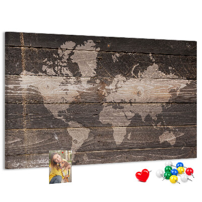 Wereldkaart prikbord op een houten achtergrond