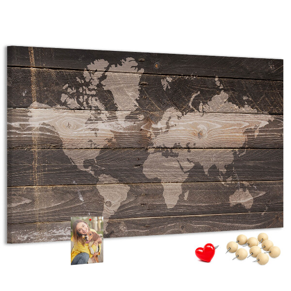 Wereldkaart prikbord op een houten achtergrond
