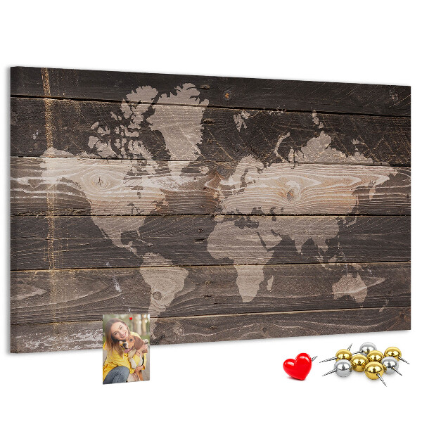 Wereldkaart prikbord op een houten achtergrond