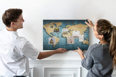 Prikbord oude wereldkaart met kompas