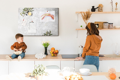 Kurken prikbord met natuurlijke accenten op een grijze achtergrond