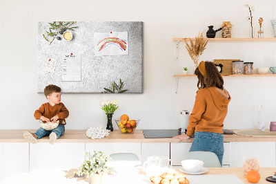 Kurken prikbord met natuurlijke accenten op een grijze achtergrond