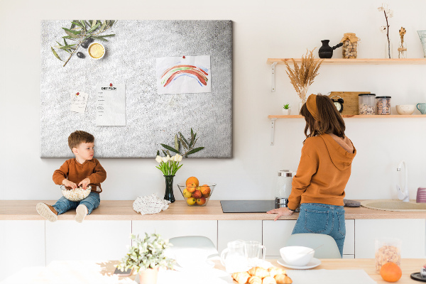 Kurken prikbord met natuurlijke accenten op een grijze achtergrond