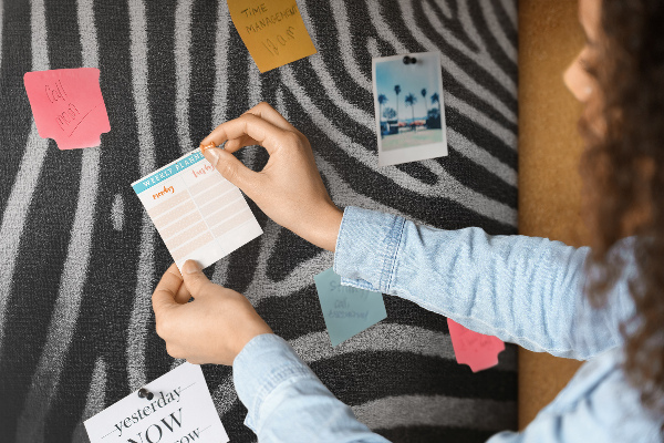 Prikbord met zwart-witte zebrastrepen
