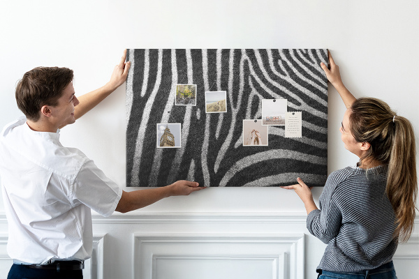Prikbord met zwart-witte zebrastrepen