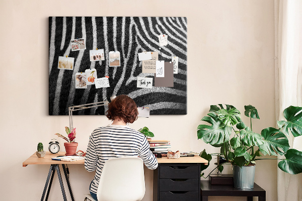 Prikbord met zwart-witte zebrastrepen