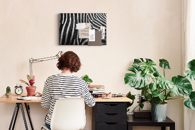 Prikbord met zwart-witte zebrastrepen