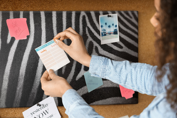 Prikbord met zwart-witte zebrastrepen