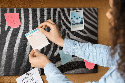 Prikbord met zwart-witte zebrastrepen