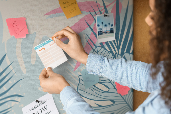 Prikbord met tropisch bladpatroon in pastelkleuren