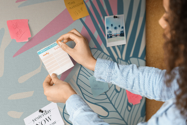 Prikbord met tropisch bladpatroon in pastelkleuren