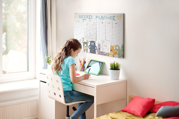Kurkbord met kleurrijke weekplanner en dierenprint