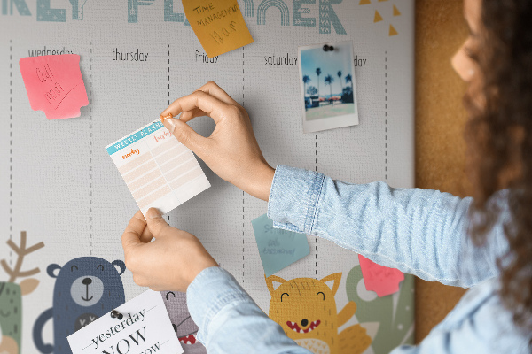 Kurkbord met kleurrijke weekplanner en dierenprint
