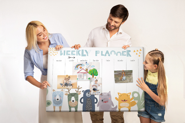 Kurkbord met kleurrijke weekplanner en dierenprint