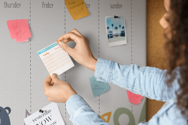Kurkbord met kleurrijke weekplanner en dierenprint
