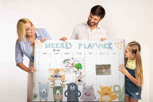 Kurkbord met kleurrijke weekplanner en dierenprint