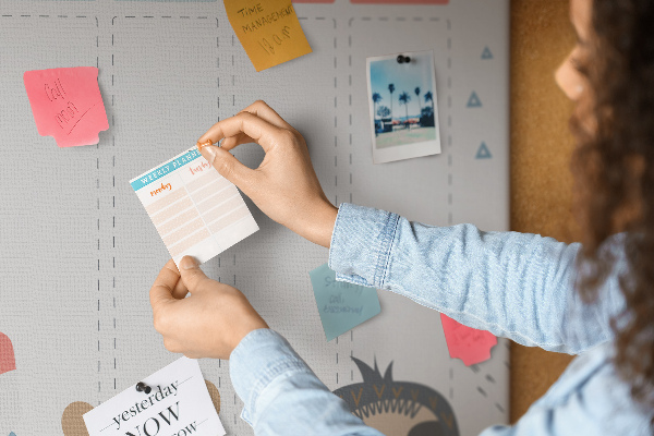 Weekplanner met bosdieren kurk prikbord