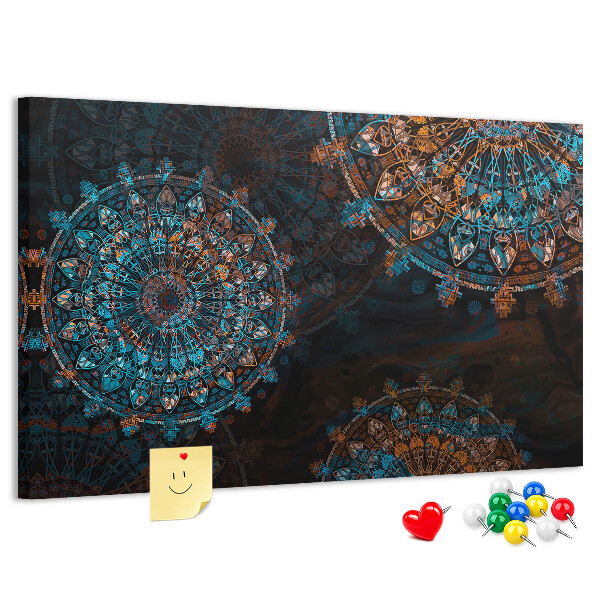 met een complexe mandala-print in blauwe en bruine tinten