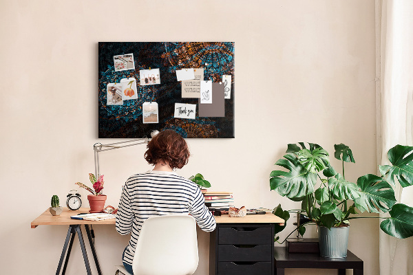 Kurken prikbord met een complexe mandala-print in blauwe en bruine tinten