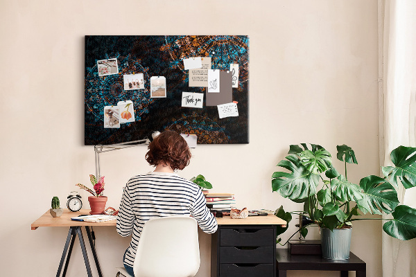 Kurken prikbord met een complexe mandala-print in blauwe en bruine tinten