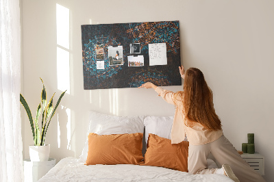 Kurken prikbord met een complexe mandala-print in blauwe en bruine tinten