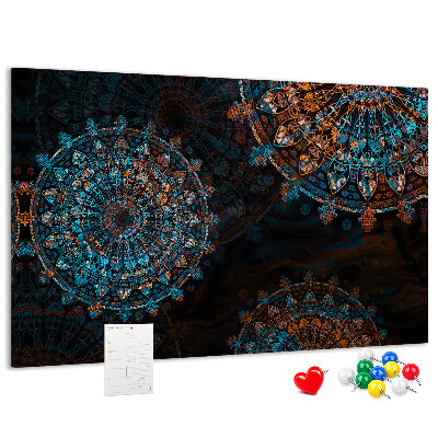 Kurken prikbord met een complexe mandala-print in blauwe en bruine tinten