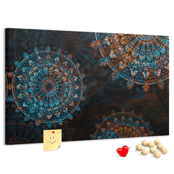 Kurken prikbord met een complexe mandala-print in blauwe en bruine tinten