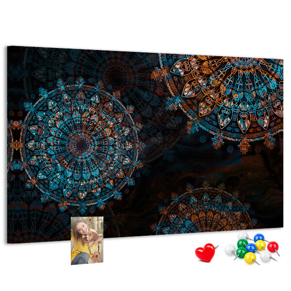 Kurken prikbord met een complexe mandala-print in blauwe en bruine tinten