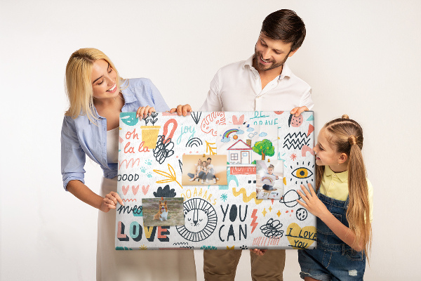 Prikbord met vrolijke patronen, dierenmotieven en teksten