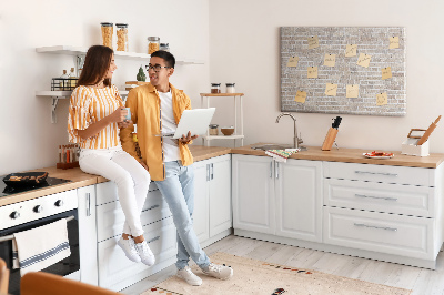 Kurkbord met een stijlvolle print van een bakstenen muur in neutrale tinten