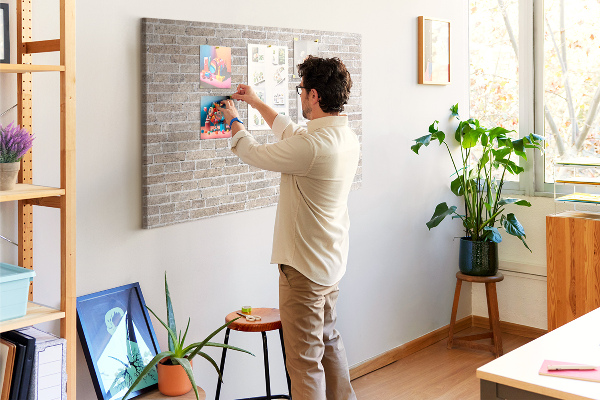 Kurkbord met een stijlvolle print van een bakstenen muur in neutrale tinten