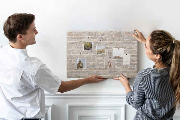 Kurkbord met een stijlvolle print van een bakstenen muur in neutrale tinten
