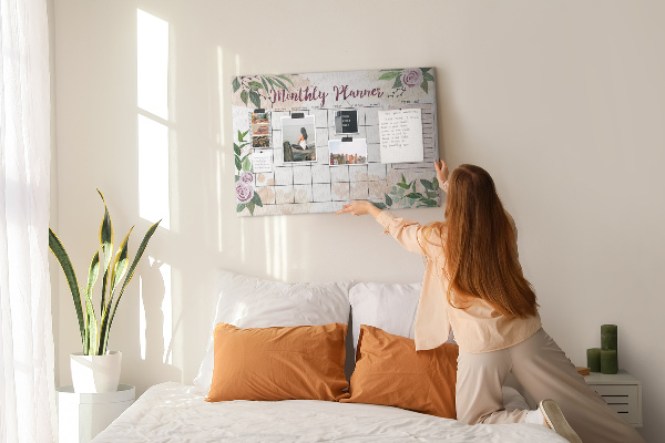 Kurken prikbord maandkalender met bloemenaccenten
