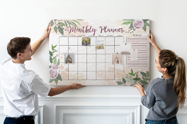 Kurken prikbord maandkalender met bloemenaccenten