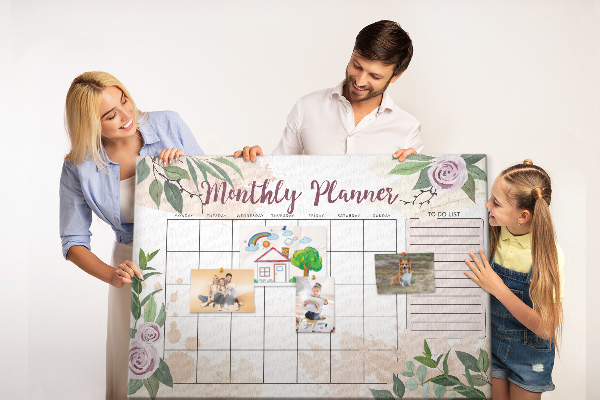 Kurken prikbord maandkalender met bloemenaccenten