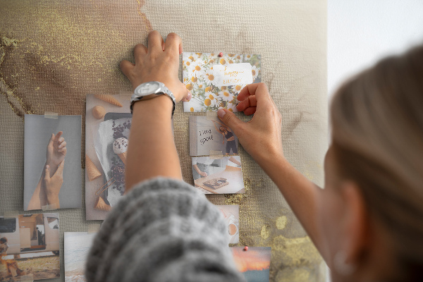 Kurk prikbord met abstract landschap met gouden accenten