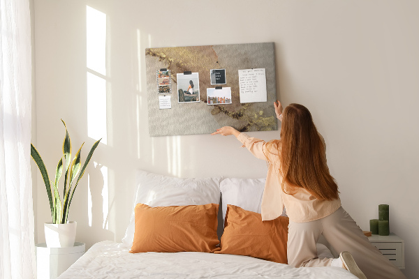 Kurk prikbord met abstract landschap met gouden accenten