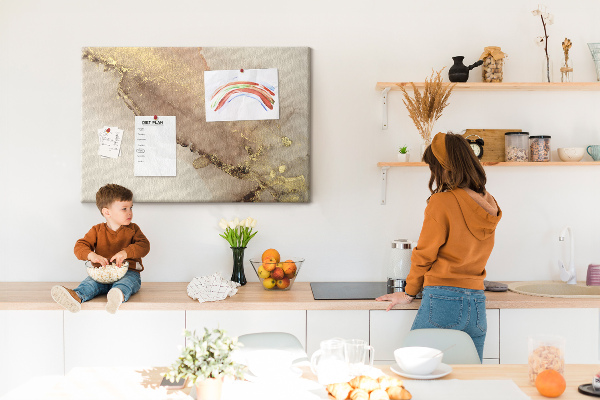 Kurk prikbord met abstract landschap met gouden accenten