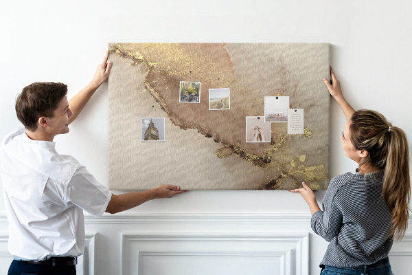 Kurk prikbord met abstract landschap met gouden accenten