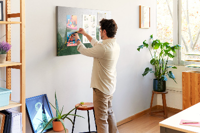 Prikbord met gouden accenten op groene bladeren