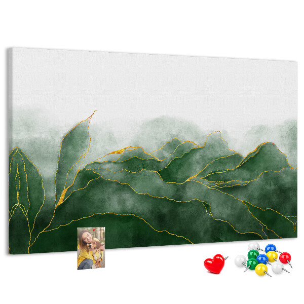 Prikbord met gouden accenten op groene bladeren