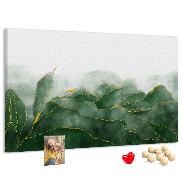 Prikbord met gouden accenten op groene bladeren