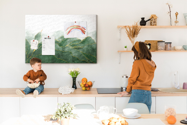 Prikbord met gouden accenten op groene bladeren